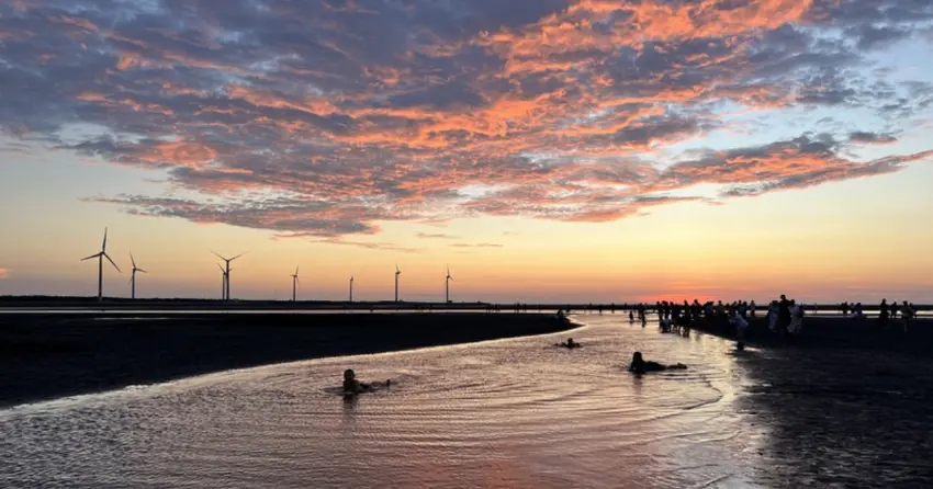 ▲被譽為「一生必遊之地」的台中高美濕地，夕陽餘暉將天空、濕地渲染成金黃色調，無論是漫步木棧道或赤腳踩水，都能拍出二人最唯美的逆光剪影。