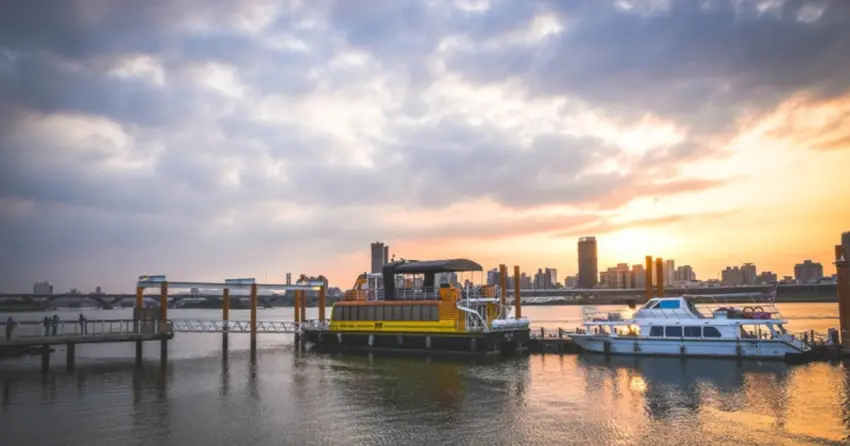 ▲來到台北大稻埕碼頭，除了欣賞河畔的絕美落日，最精華的行程莫過於走進貨櫃市集，點一杯調酒或精釀啤酒，與另一半享受微醺時刻，可說是城市裡最 Chill 的浪漫約會。