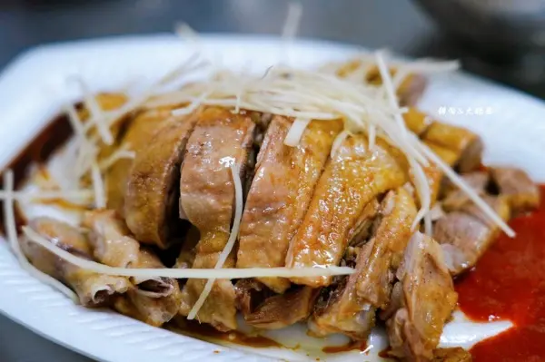 ▲北港老街必吃鴨肉名店！福安鴨肉飯除了鴨肉切盤，30元招牌鴨肉飯也必點。