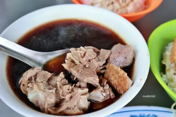 ▲北港老街必吃鴨肉美食！黑仔當歸鴨可以免費續湯，推薦搭豬腳一起吃。