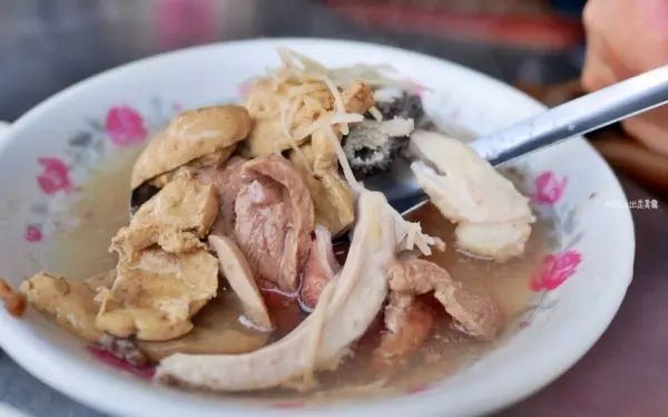 ▲北港老街美食老店必吃推薦！傳承三代60年老店「輝煌牛肉」，牛肉湯免費續湯CP值超高。