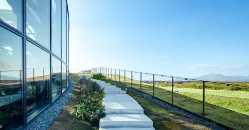 隈研吾設計Ｘ地瓜發電！宮崎霧島酒造攜手星巴克打造夢幻複合設施KIRISHIMA GREENSHIP icoia，在植物園裡喝咖啡太療癒。