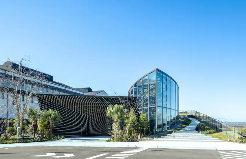 ▲整棟建築大量採用玻璃，讓陽光充分照進室內，遠看就像從綠意中生長出來的透明盒子。