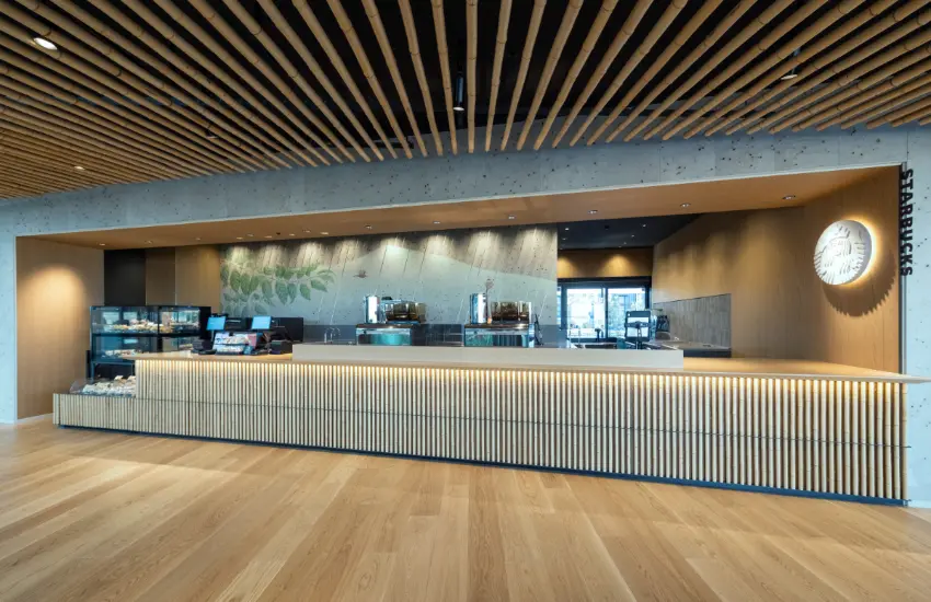 ▲吧台上方排列著與天花板連動的曬竹，視覺效果超有層次。