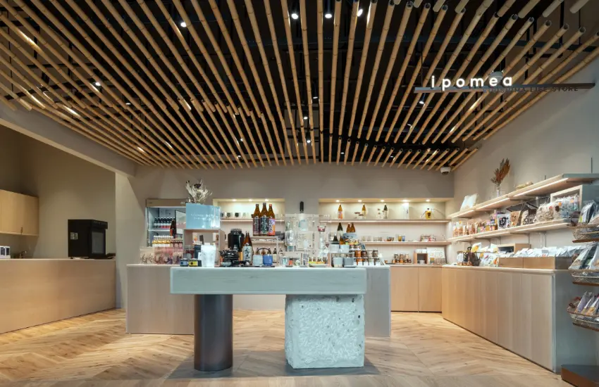 ▲店內可以透過玻璃看到植物園景色，購物體驗超級放鬆。