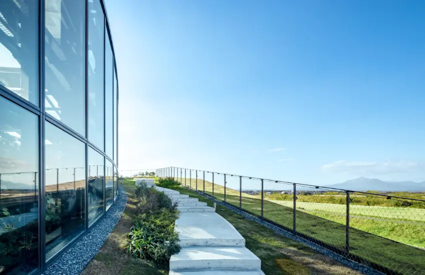 ▲屋頂可以遠眺霧島山和沖水川，視野開闊到讓人心胸也跟著開闊起來。