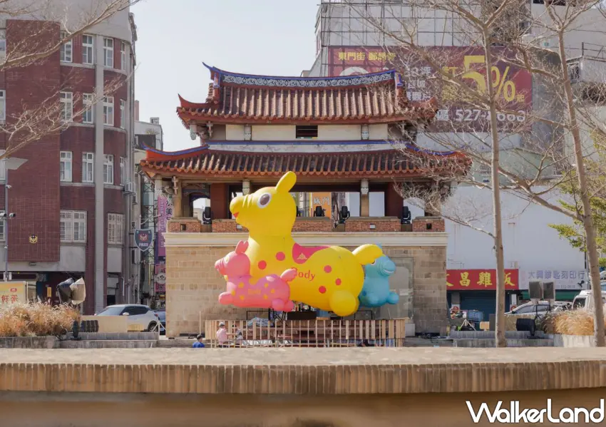 ▲東門城前的巨型 RODY 跳跳馬主燈俏皮登場,鮮豔色彩搭配古蹟背景,成為今年新竹最吸睛的打卡亮點。