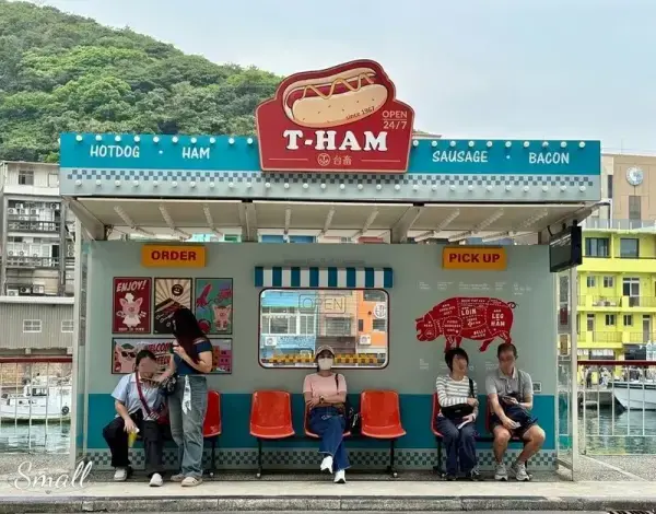 ▲基隆一日遊景點推薦「台畜熱狗堡公車站」，近年基隆打卡熱點必拍。