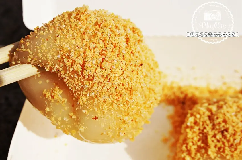 ▲最後一定要用「周家燒麻糬」做完美 Ending!軟 Q 燙口的麻糬裹上滿滿花生粉,甜而不膩超療癒。(攝影:部落客 相片中的菲莉絲)