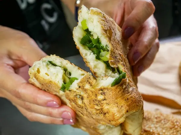 ▲基隆排隊小吃推薦！阿國碳烤燒餅招牌三角餅，常常中午前就完售。