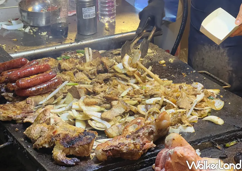 ▲市集攤位現點現做的石板烤肉與香腸,滋滋作響的聲音與陣陣炭香,讓人忍不住駐足品嚐。(攝影:鄭雅之)