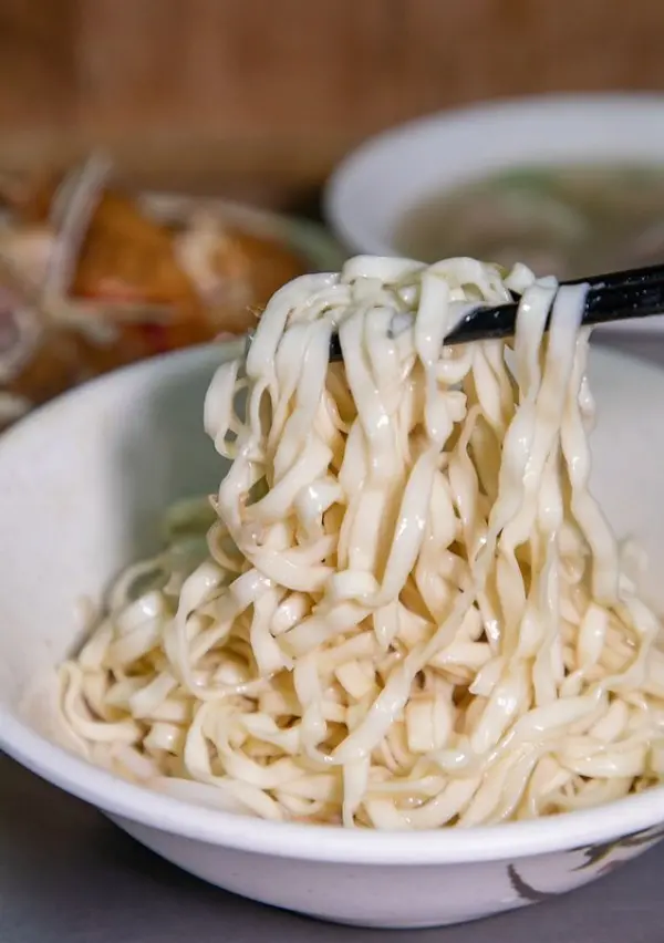 ▲基隆人必吃在地基隆美食推薦！長腳麵食推薦必點基隆乾麵，以及皮Q肉彈的滷豬腳。