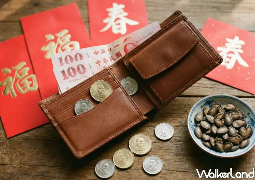 ▲小年夜發財開運小撇步,在錢包放入 168 或 888 元 象徵財氣入庫;記得煮飯忌搗蒜,以免新的一年越搗越窮。(AI製圖)