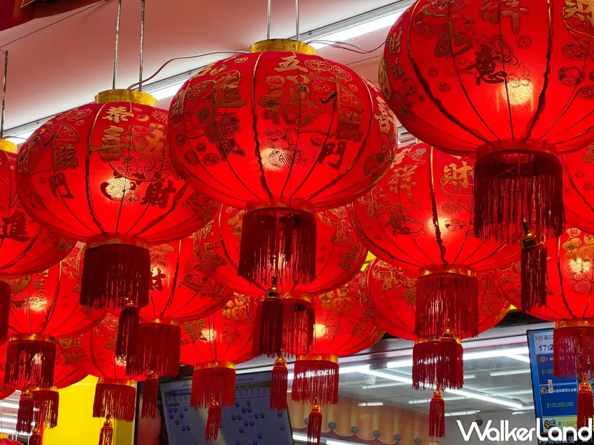 ▲開工日發紅包分享喜氣,凝聚團隊士氣象徵以財引財(攝影:張人尹)