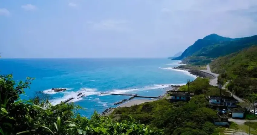 ▲「大石鼻山步道」只需步行 15 分鐘即可登頂，是連小孩也能駕馭的親子級秘境，輕鬆就能將蔚藍海岸線盡收眼底。