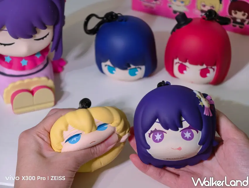 ▲超療癒「捏捏吊飾」手感紮實，看著《我推的孩子》角色被捏臉的模樣超紓壓。(攝影：鄭雅之)