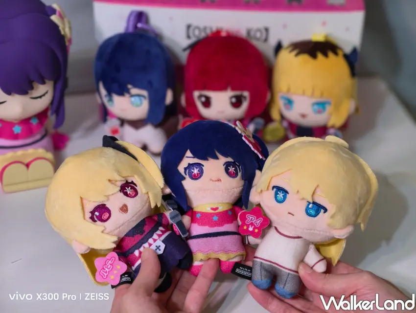 ▲質感滿分的「絨毛娃娃吊飾」，將《我推的孩子》人氣角色化為軟綿綿造型，掛在包包上超吸睛。(攝影：鄭雅之)