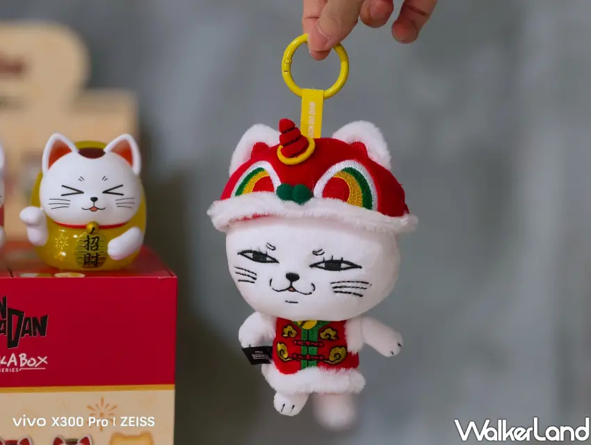 ▲最具反差萌的高速婆婆「舞獅裝絨毛吊飾」，經典厭世臉配上喜氣舞獅，絕對是今年最潮開運物。（攝影：鄭雅之）