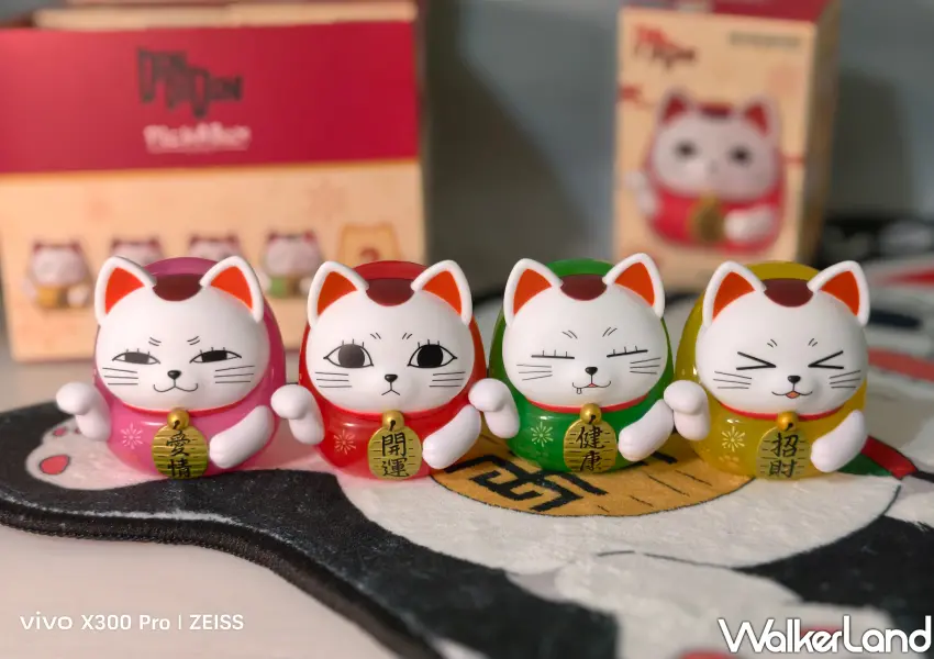 ▲圓滾滾「PICKABOX 達摩盲盒」，高速婆婆化身四色開運達摩，排在桌面上療癒指數直接拉滿。(攝影：鄭雅之)