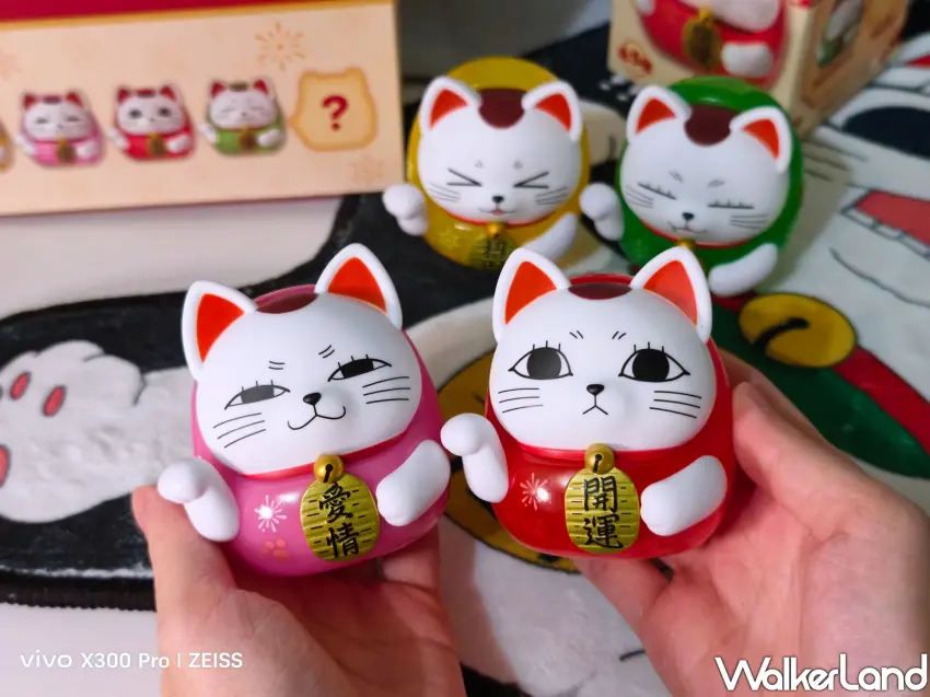 ▲近看「高速婆婆達摩」表情包細節超豐富，粉色代表愛情、紅色代表開運，讓你每天都有好心情。(攝影：鄭雅之)