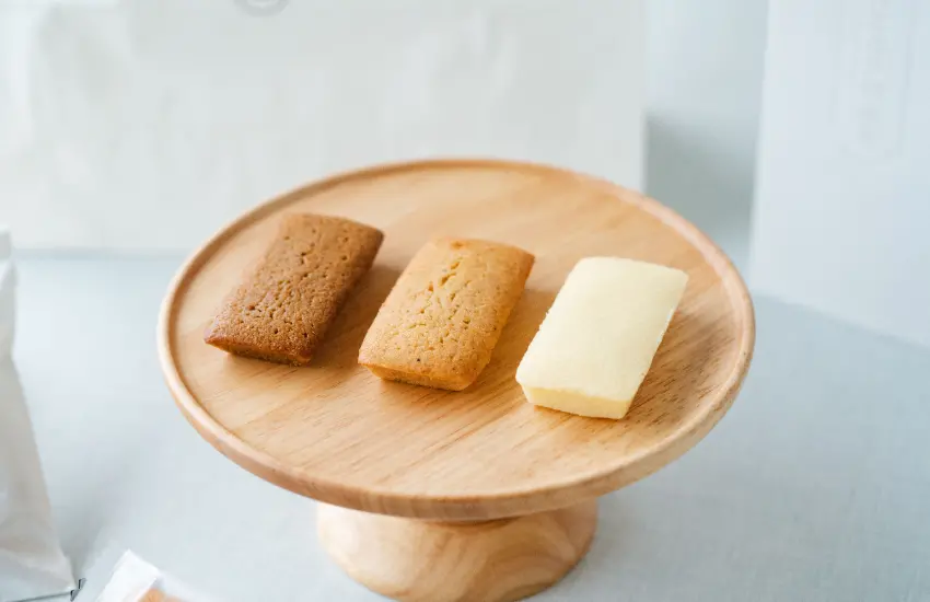 ▲研究室推出的首波成果是三款原創費南雪，不過度烘烤、不焦化的獨特手法保留牛奶的純粹風味。