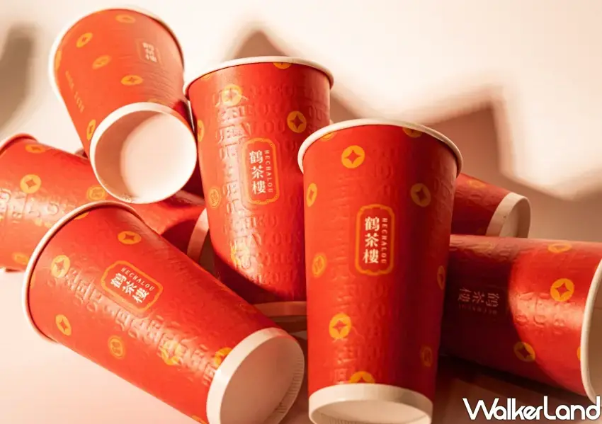 ▲鶴茶樓「祝鶴杯」利用特殊的加工技術，在杯身上打造出環繞式的立體浮雕字母。