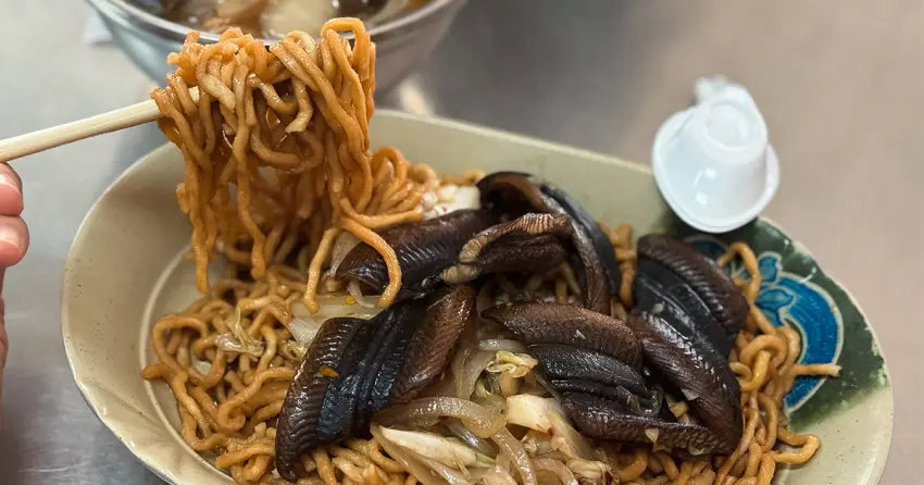 台南美食推薦！德興鱔魚意麵 老饕激推，厚切乾炒鑊氣爆棚，在地人甘願排隊的台南小吃。