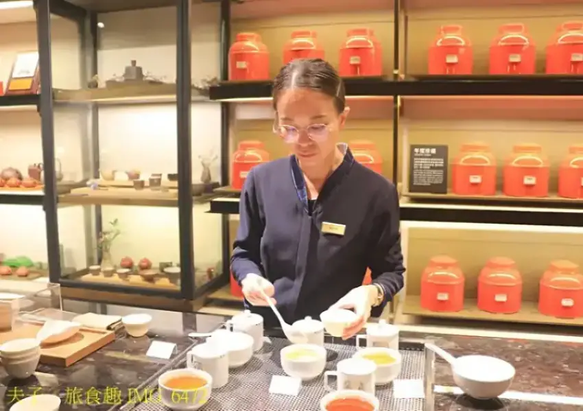 ▲精品級茶美學空間，遊山茶訪茶文化館沈浸式烏龍茶品茗體驗。(部落客 夫子 提供)