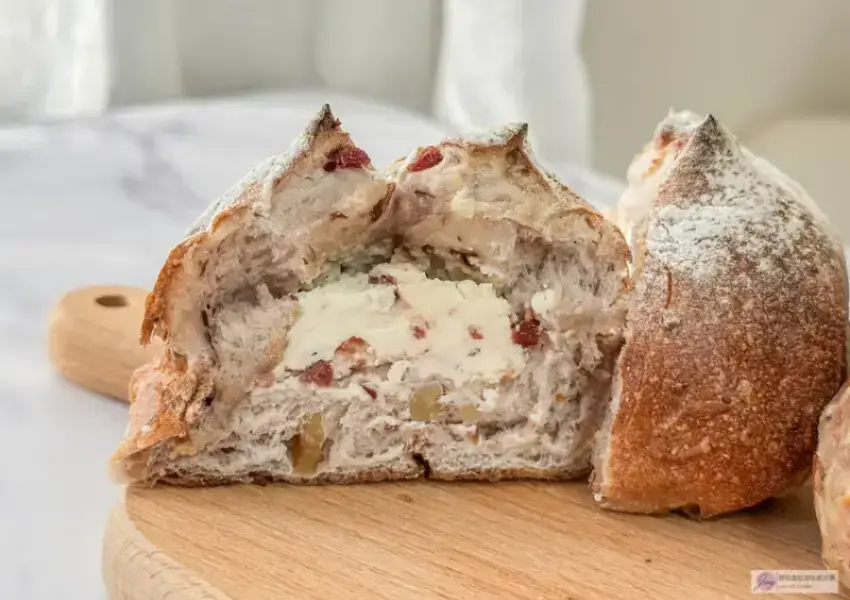 ▲胖福麵包坊蔓越莓乳酪麵包內餡給料超大方。(部落客 靜兒貪吃遊玩愛分享 提供)