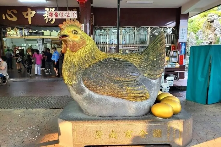 ▲紫南宮招財大金雞，必訪求財儀式「鑽金雞籠」祈求財運大發。(部落客 雲大少爺 提供)