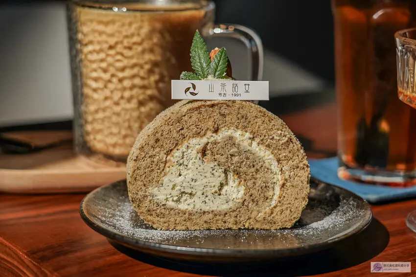 ▲山茶話堂「焙香烏龍生乳捲」，濃郁茶香與綿密口感，舒緩旅程疲勞的療癒系美食。(部落客 靜兒貪吃遊玩愛分享 提供)