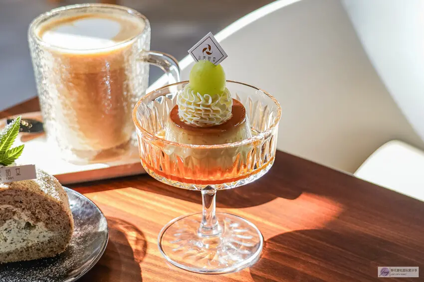 ▲竹山必訪質感茶室「山茶話堂」精品甜點與現萃茶的完美交織。(部落客 靜兒貪吃遊玩愛分享 提供)