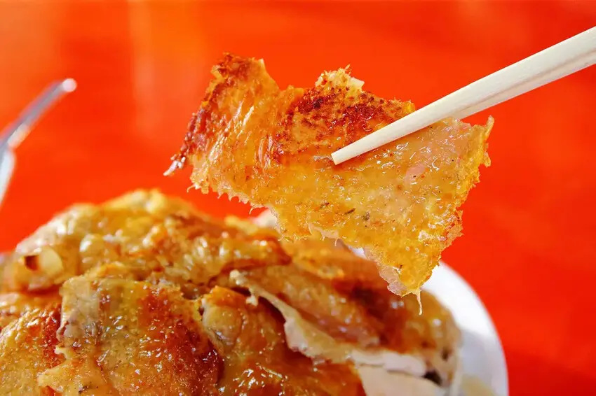 ▲咱兜黃金脆皮雞皮薄如餅乾、肉質多汁鮮甜。(部落客 小珊珊 提供)