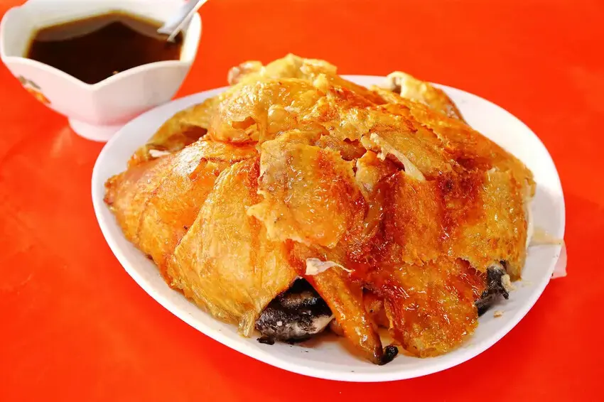 ▲南投竹山美食推薦，咱兜黃金脆皮雞整隻金黃上桌，視覺味覺雙享受。(部落客 小珊珊 提供)