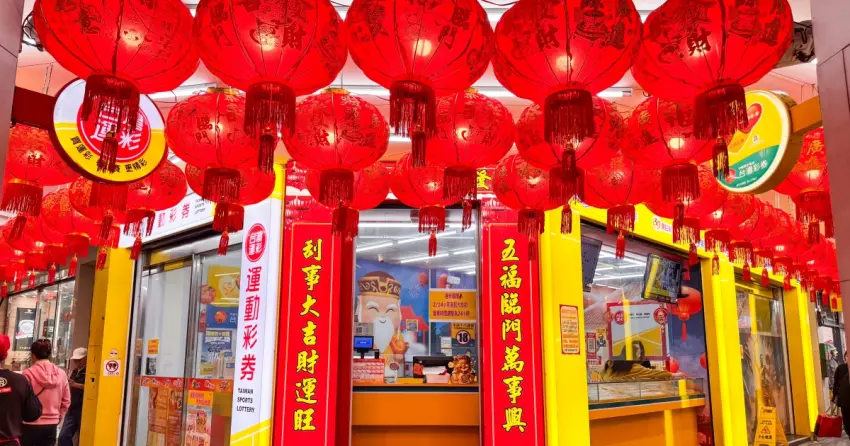 初五迎財神發財必看！放鞭炮贏五路財神 送五窮，開工開市老闆一定要發紅包。