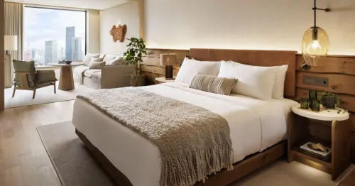 美國頂級飯店第一次登陸日本，赤坂高樓看皇居美景與侘寂美學設計，永續旅行的新選擇。