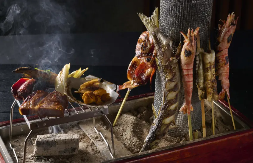 ▲廚師選用當日最鮮美的魚類或鮮蝦，以傳統炭火慢慢炙烤。