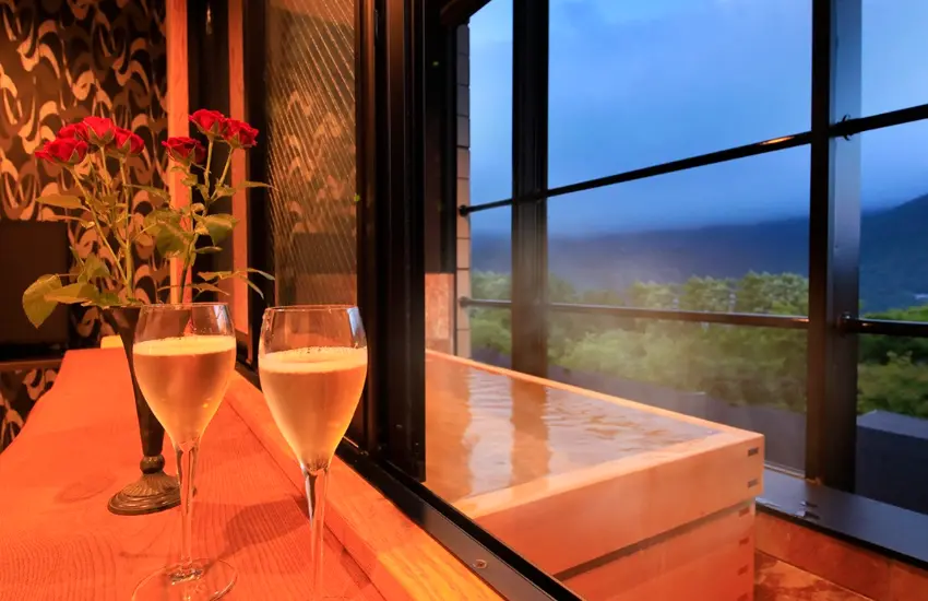 ▲別邸今宵以精緻的月之雫懷石料理聞名,一泊二食加套票每人24,200日圓起。