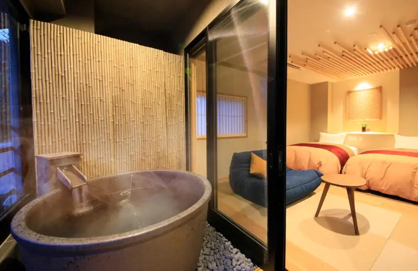 ▲箱根風雅則搭配優雅的咖啡廳時光取代午餐,一泊二食方案每人24,200日圓起。