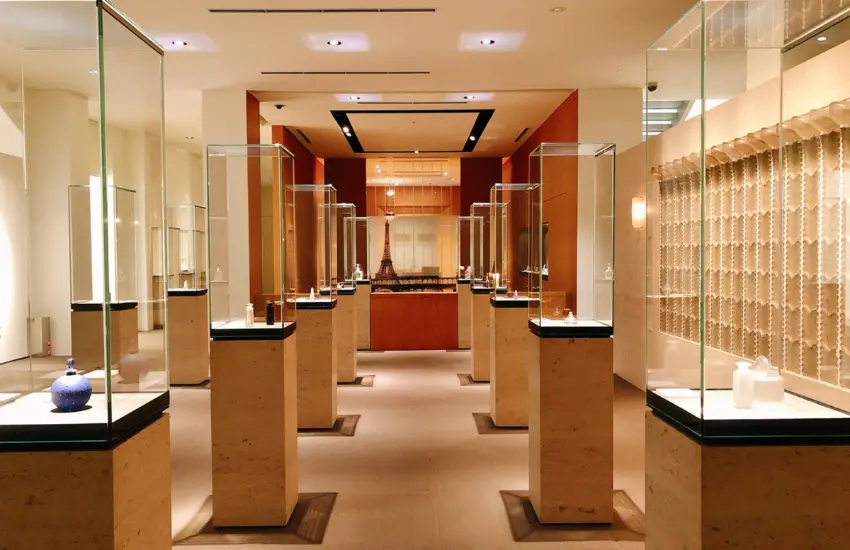 ▲美術館展示法國裝飾藝術大師勒內拉利克的作品,從精緻的玻璃工藝到優雅的珠寶設計,每一件展品都散發著二十世紀初新藝術運動的華麗氣息。