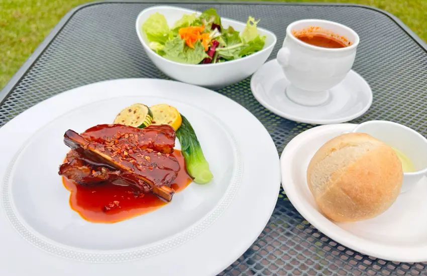 ▲美術館內「Emoa Terrace」餐廳的午餐券,可以選擇主菜搭配麵包、沙拉與湯品的完整套餐。