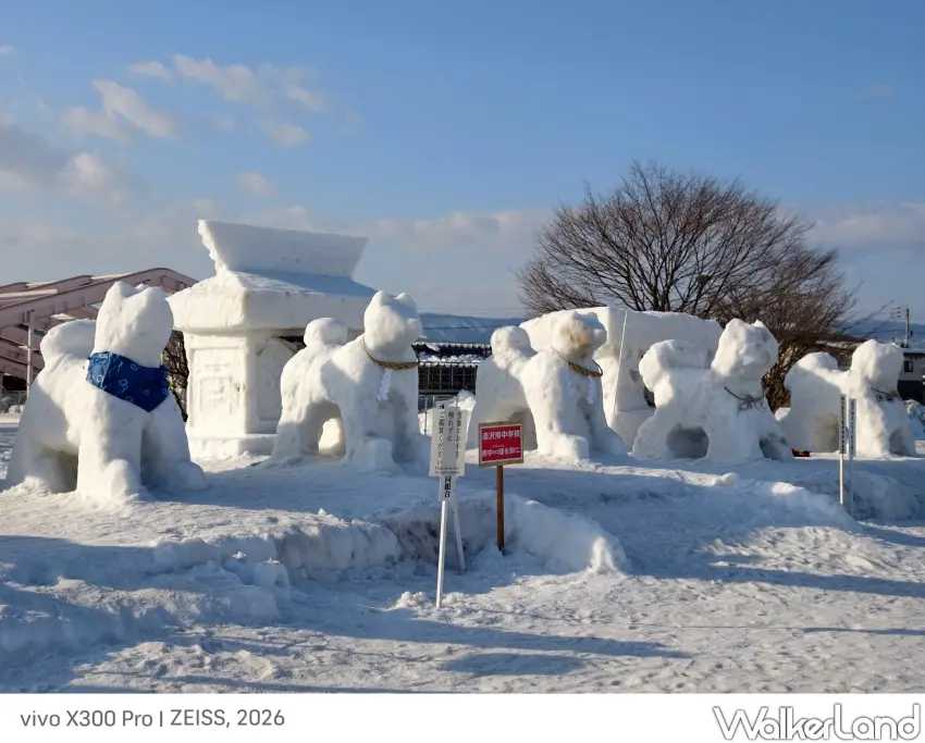 ▲「犬子祭」會場以白雪打造神社、御堂與各式犬隻雪像。（攝影：楊婷雅）