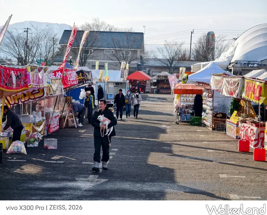 ▲「犬子祭」會場各式美食小吃與遊戲攤位林立。（攝影：楊婷雅）