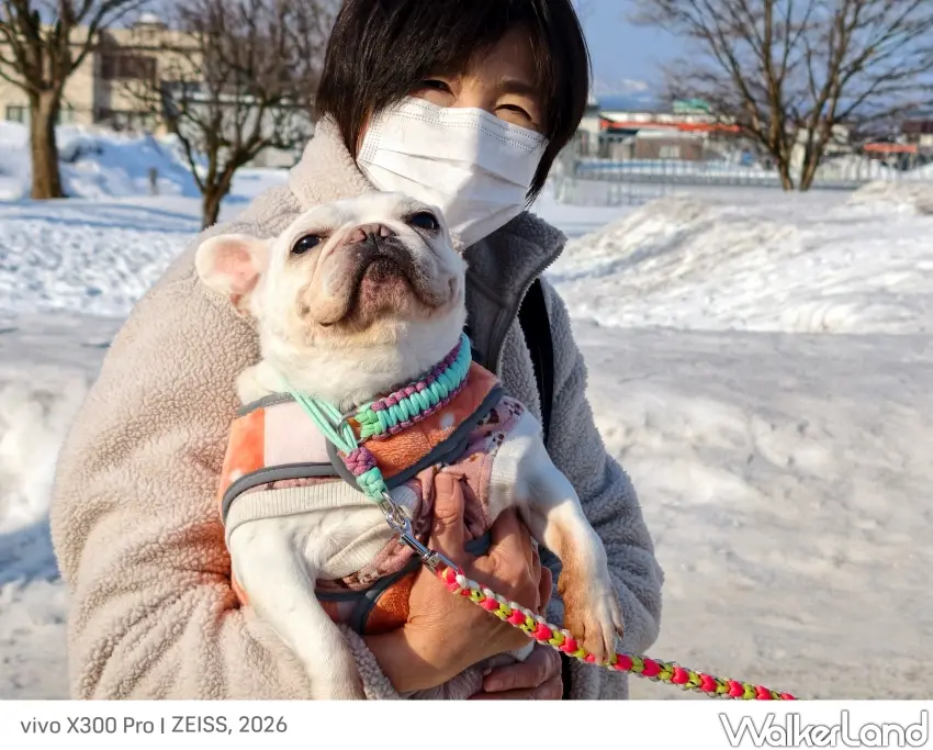 ▲堅持要主人抱著、不肯自己行走的法鬥，逗得現場眾人大笑。（攝影：楊婷雅）