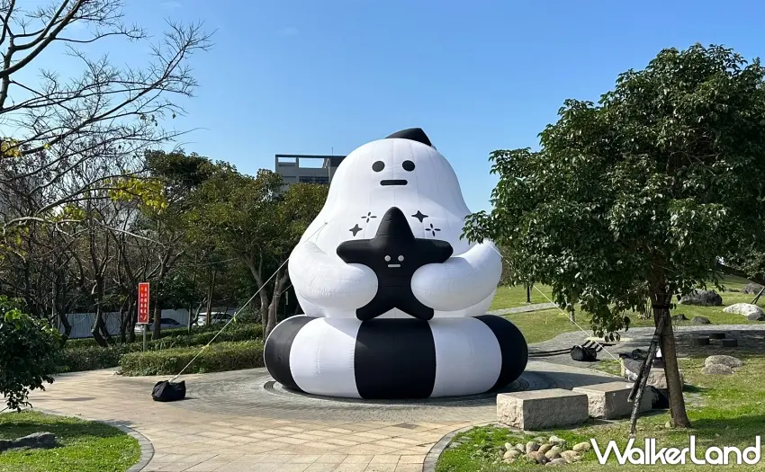 ▲超萌角色雲朵阿Q現身八里左岸漫步廣場陪伴大家迎新年。圖／新北市政府高灘地工程管理處提供；窩客島整理