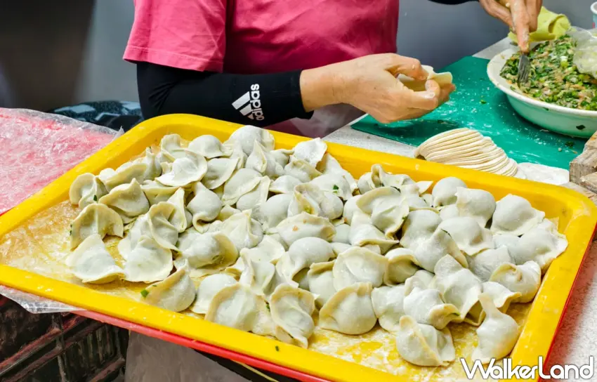 ▲高雄瑞豐夜市小吃「高雄手工外省麵」，以現包韭菜水餃、麻醬榨菜乾麵及滷豬腳聞名。（美食好芃友提供）