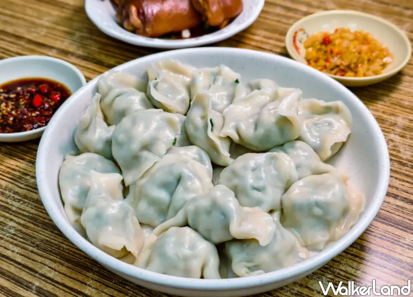 ▲▲「高雄手工外省麵」手工現包韭菜水餃，一顆只要4元。（美食好芃友提供）