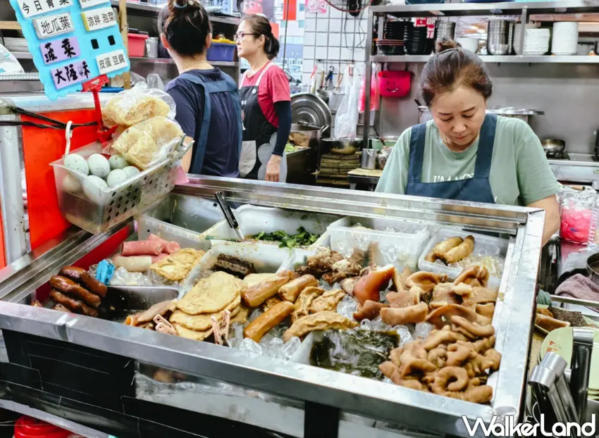 ▲「高雄手工外省麵」設有開放式滷味區，饕客可自行夾取。（美食好芃友提供）