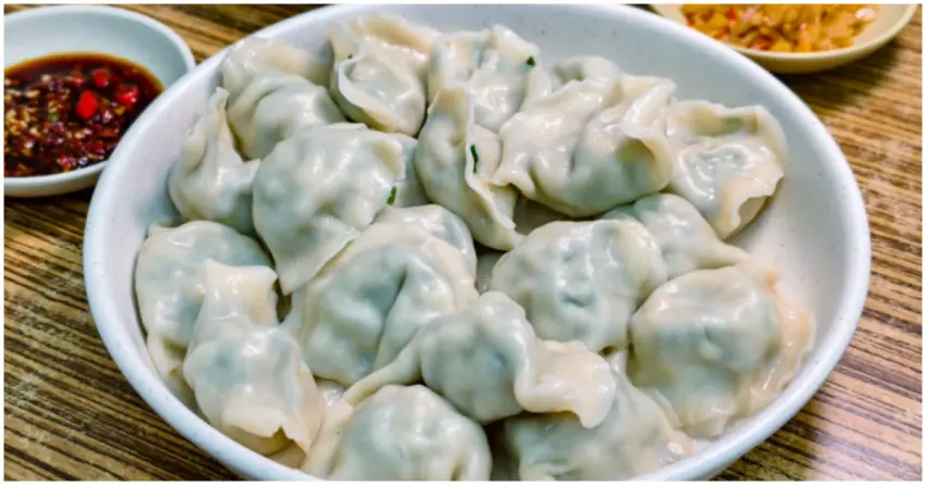 韭菜水餃一顆4元！高雄手工外省麵 水餃現包大份量，麻醬乾麵與滷豬腳同樣人氣滿分。