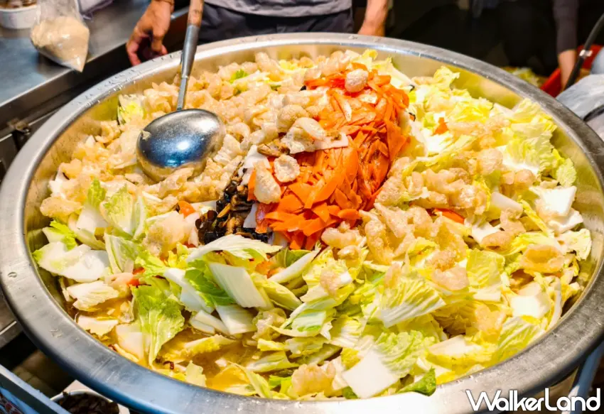 ▲白菜滷為經典古早味，製作過程相當費工，單次翻炒約需近半小時。（美食好芃友提供）